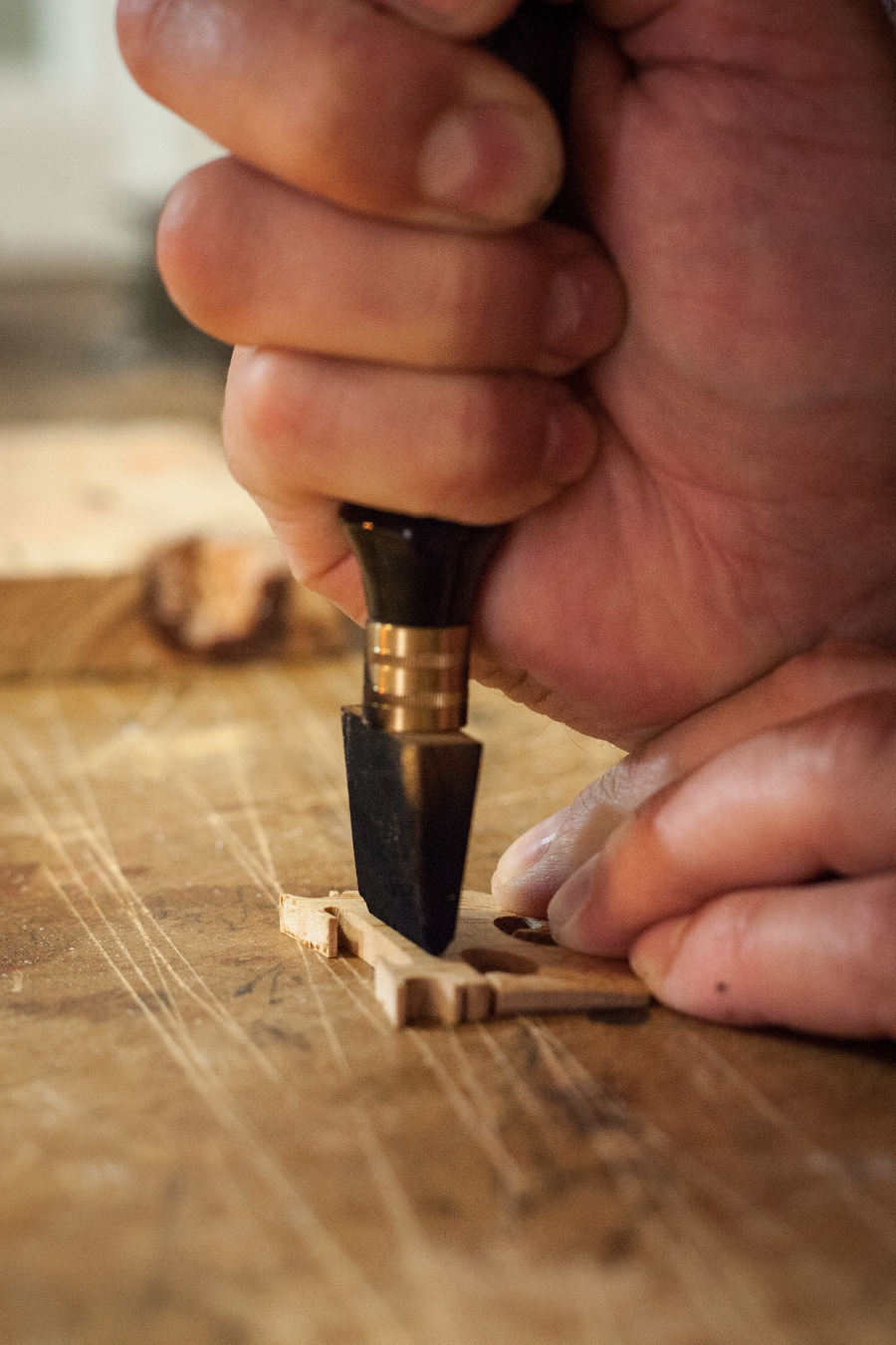 Luthier Caen, Antoine Lescombe appose son tampon