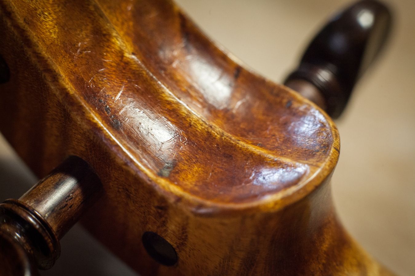 Luthier Caen, tete violon Antoine Lescombe