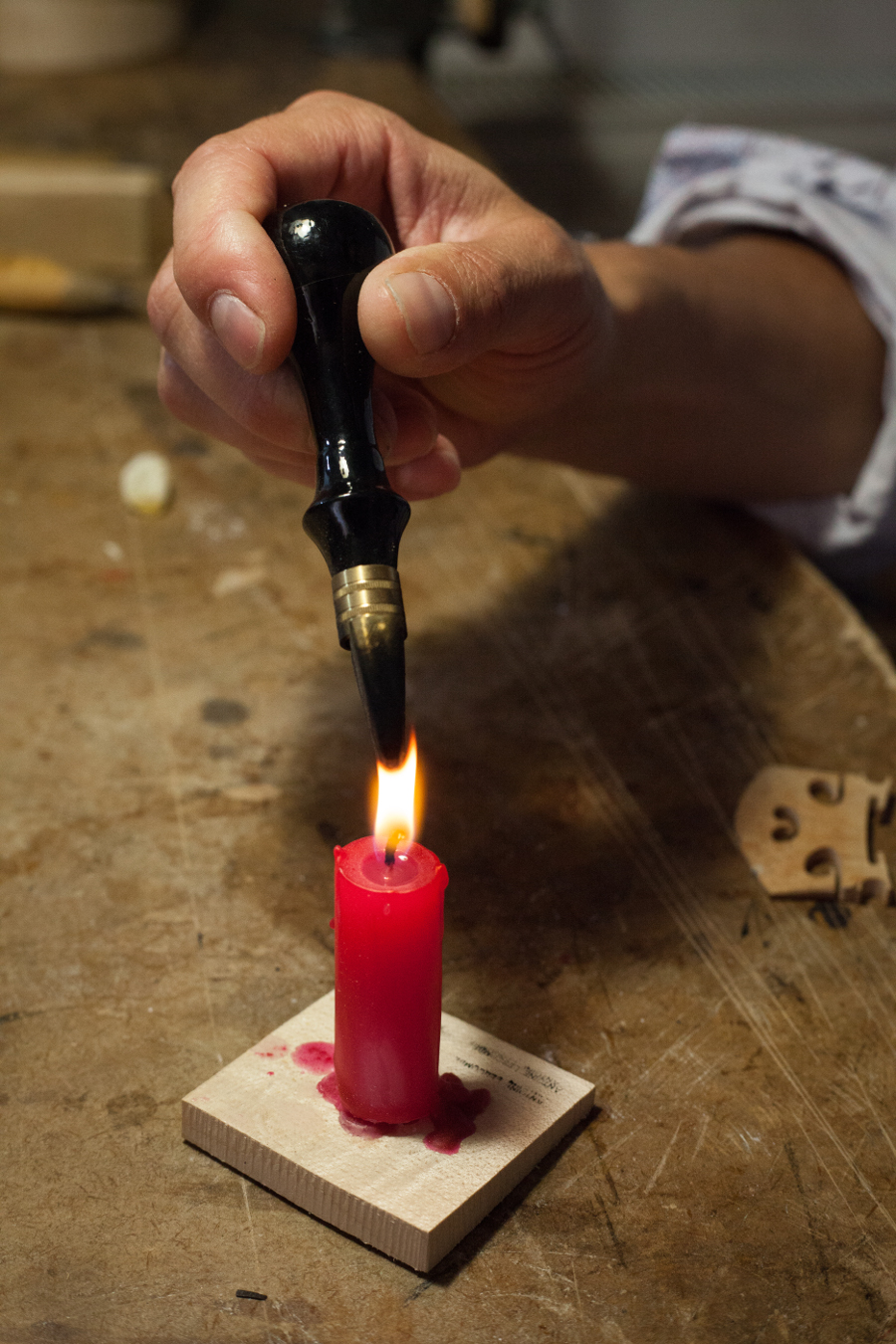 Luthier Caen, Antoine Lescombe chauffe son tampom