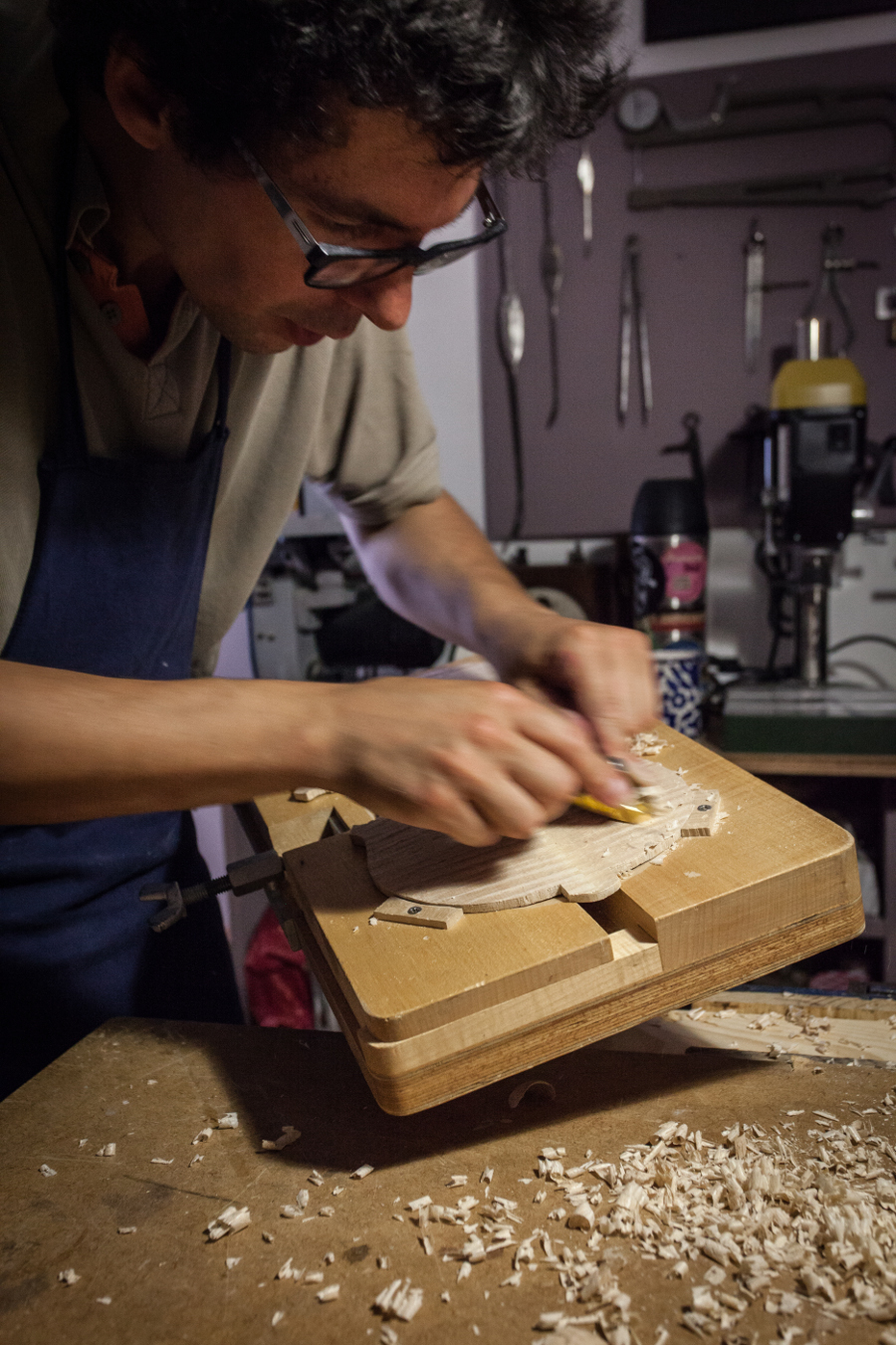 Luthier Caen, Antoine Lescombe travail table violon